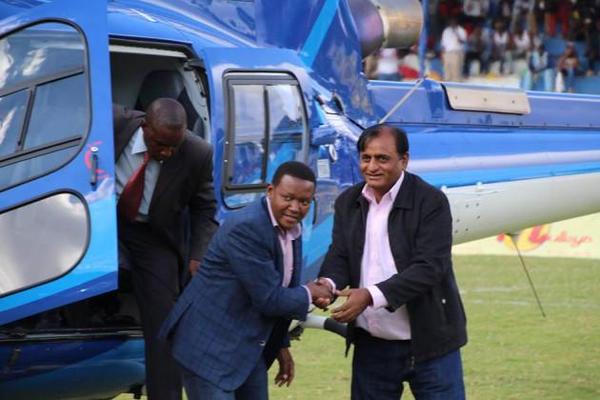 Photo : Dr Alfred Mutua landing at the Kenyatta stadium | Credits @trendingkenya.