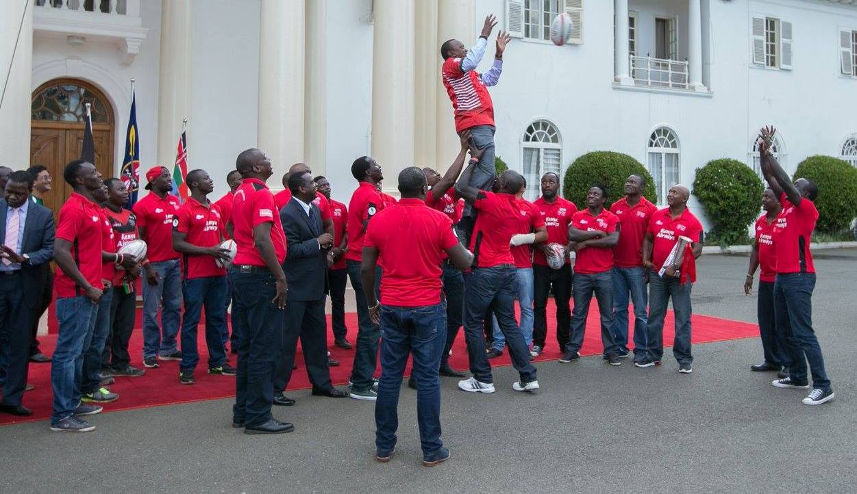 Photo : President Kenyatta takes a line out guided by Willy Ambaka and Andrew Amonde.